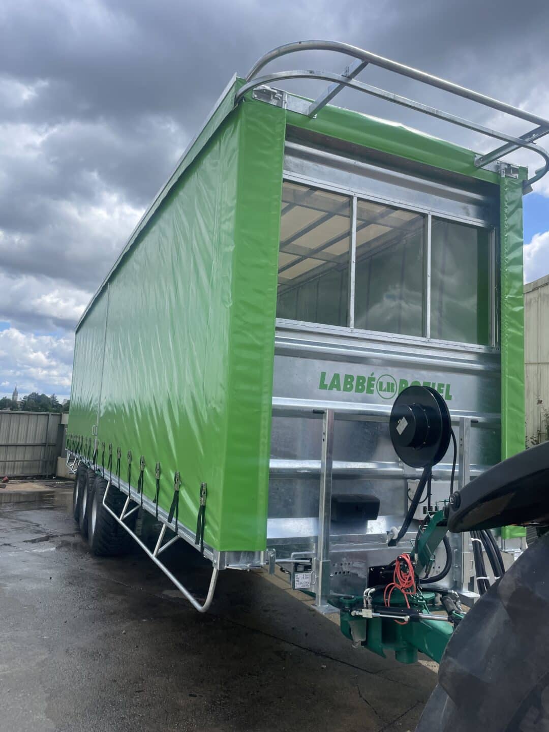 Remorque Légumière aux caractéristiques exceptionnelles et technologiques : Longueur utile 11m20 , 3 essieux enjambeurs dont un moteur commandé par un écran bus can. Radio commande pour les fonctions droite/gauche du timon articulé rthaut/bas pour la suspension.timon articulé et
